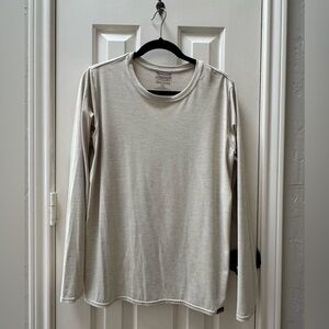 Patagonia W’s XL Long-Sleeved Capilene Daily Shirt, Pumice - Dyno White